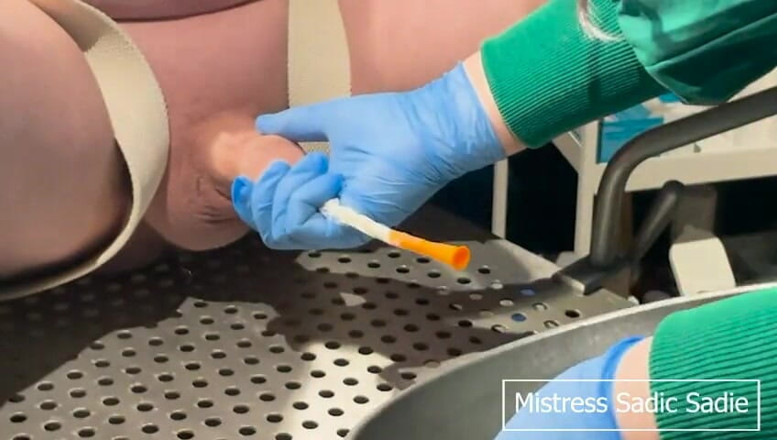 Sadic Sadie: Une démonstration d’cathéter simple, élargir son urètre