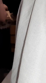 当我的女朋友正在学习考试时，我们的邻居在毯子下玩弄我的阴户