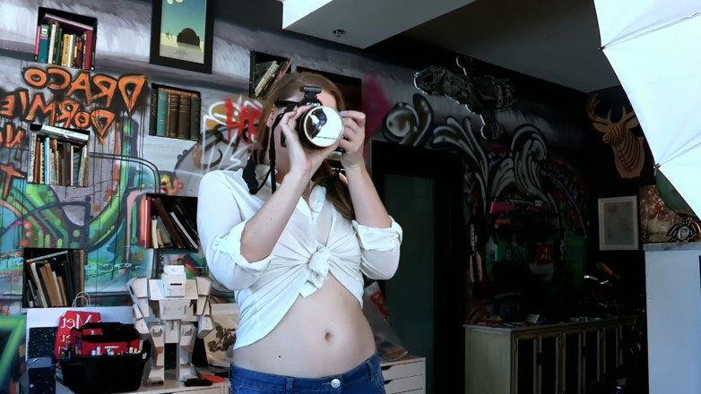 Lesbian Love Movies: Bantal merah dan teman sekamar bertato - si rambut merah jilat...