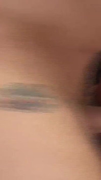 Její roztomilé dospívající jazyky olizují jeho tlustý penis