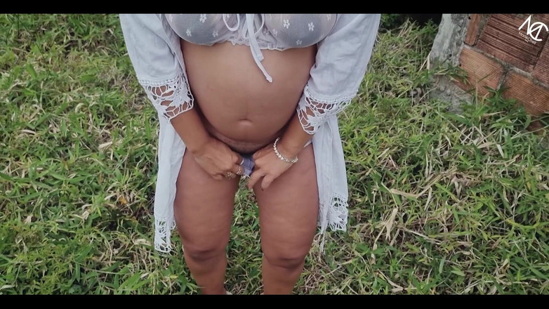 MarieChell: मैं कुछ तस्वीरें लेने के लिए सड़क पर एक छोटे से घर पर रुक गया, और हमने सेक्स किया!