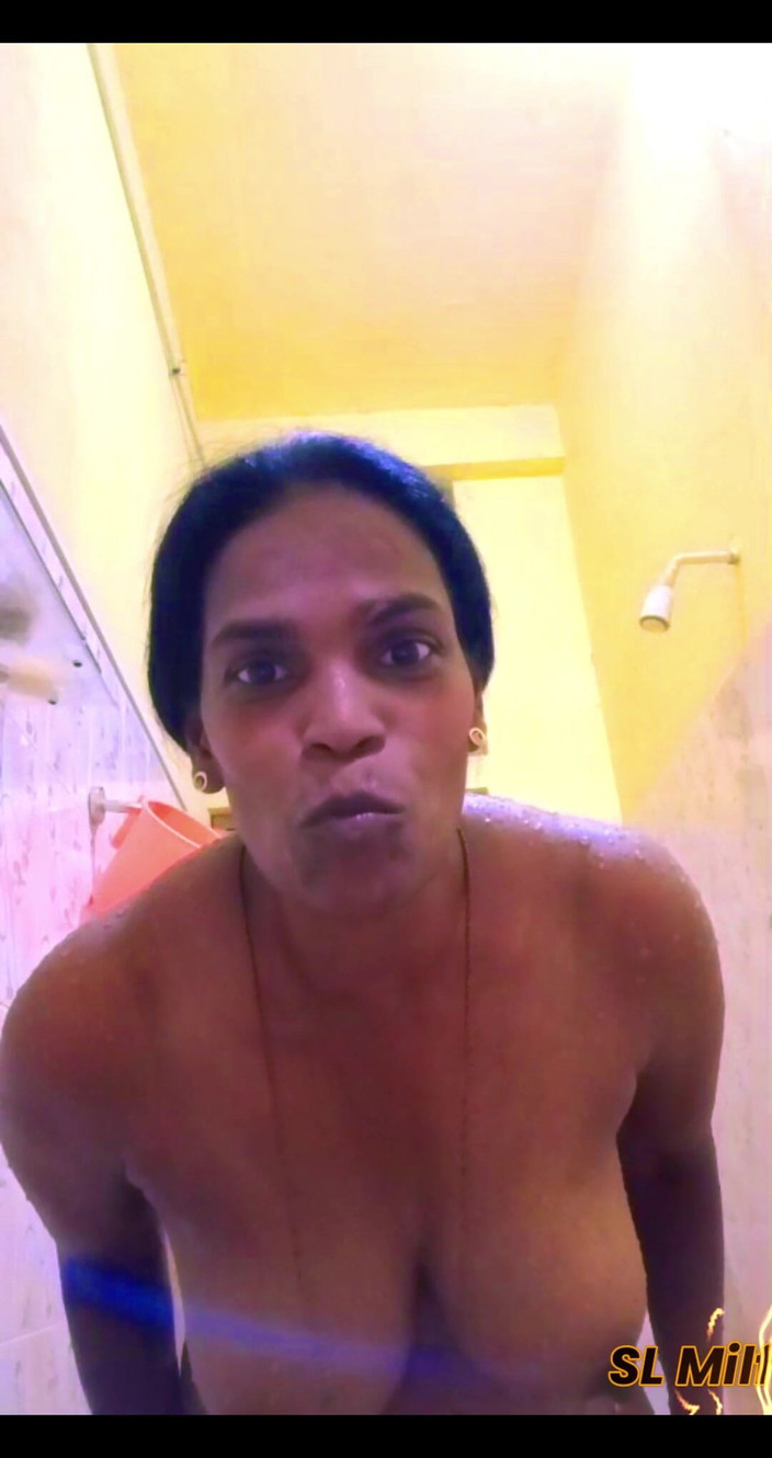 JANAKI: Salut sunt în baie