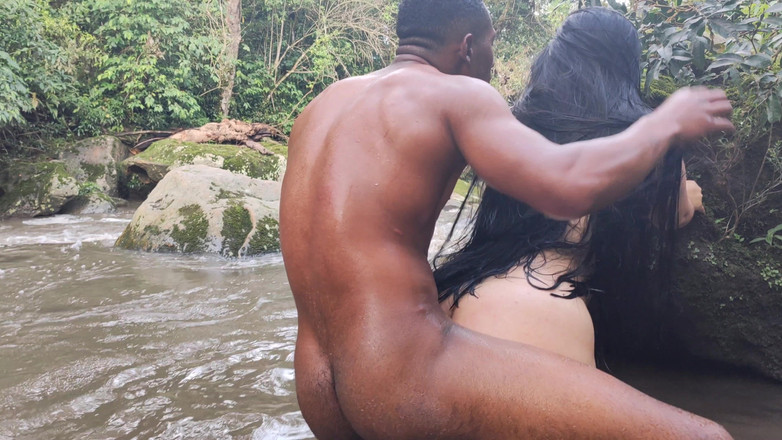 Anotonella-jones: Antonella nehirde bir yabancıyla sikişiyor