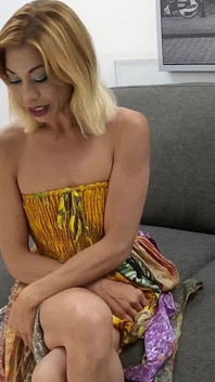 El baile lame no es suficiente para esta bailarina burlesque, ella quiere polla en su coño maduro