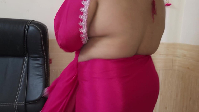 Hot Pavitra: 대물 자지에 따먹히는 거대한 엉덩이