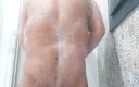 Comcapi: Der papi-bär unter der dusche masturbiert und kommt