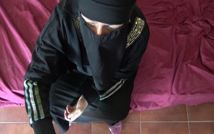 Souzan Halabi: Turkisk styvmor visar sin håriga fitta och rövhål för 18 -årig styvson