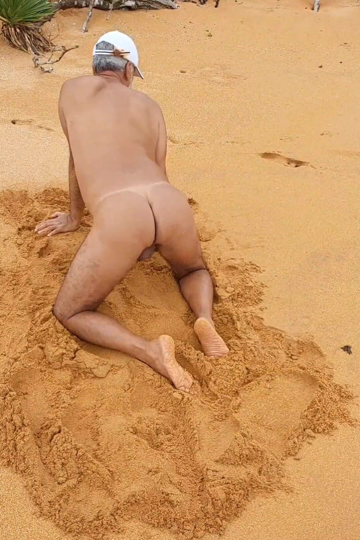 Ladysilvas: Ladysilva nuda in spiaggia mostra il suo culo abbronzato con...
