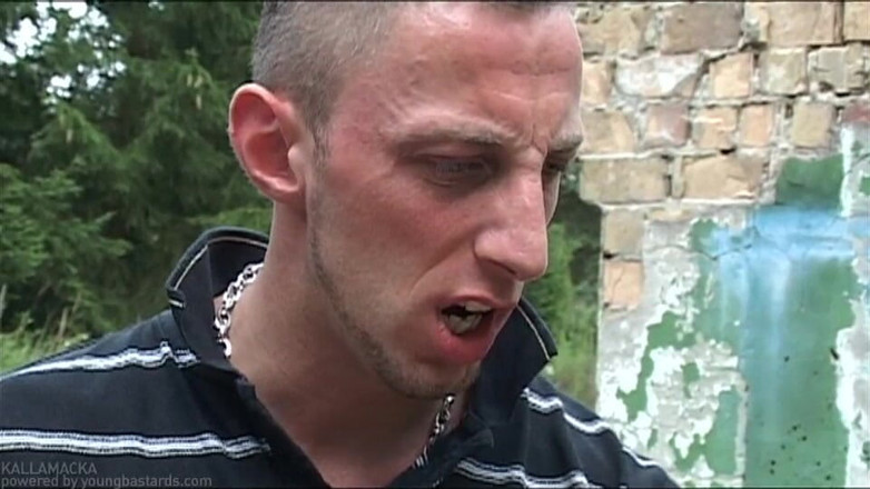 Young Bastards: 구멍 난파 운동화 젊은이