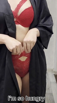 Niegrzeczna milf chciała zajść w ciążę od kuriera!
