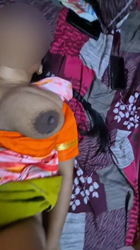 Hintli teyze sreejaa sulu göğüsler sari turuncu bluzda sert bakış açısıyla zıplıyor
