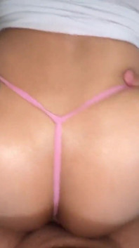 Une belle-mère à gros cul exhibe ses lingeries à son beau-fils