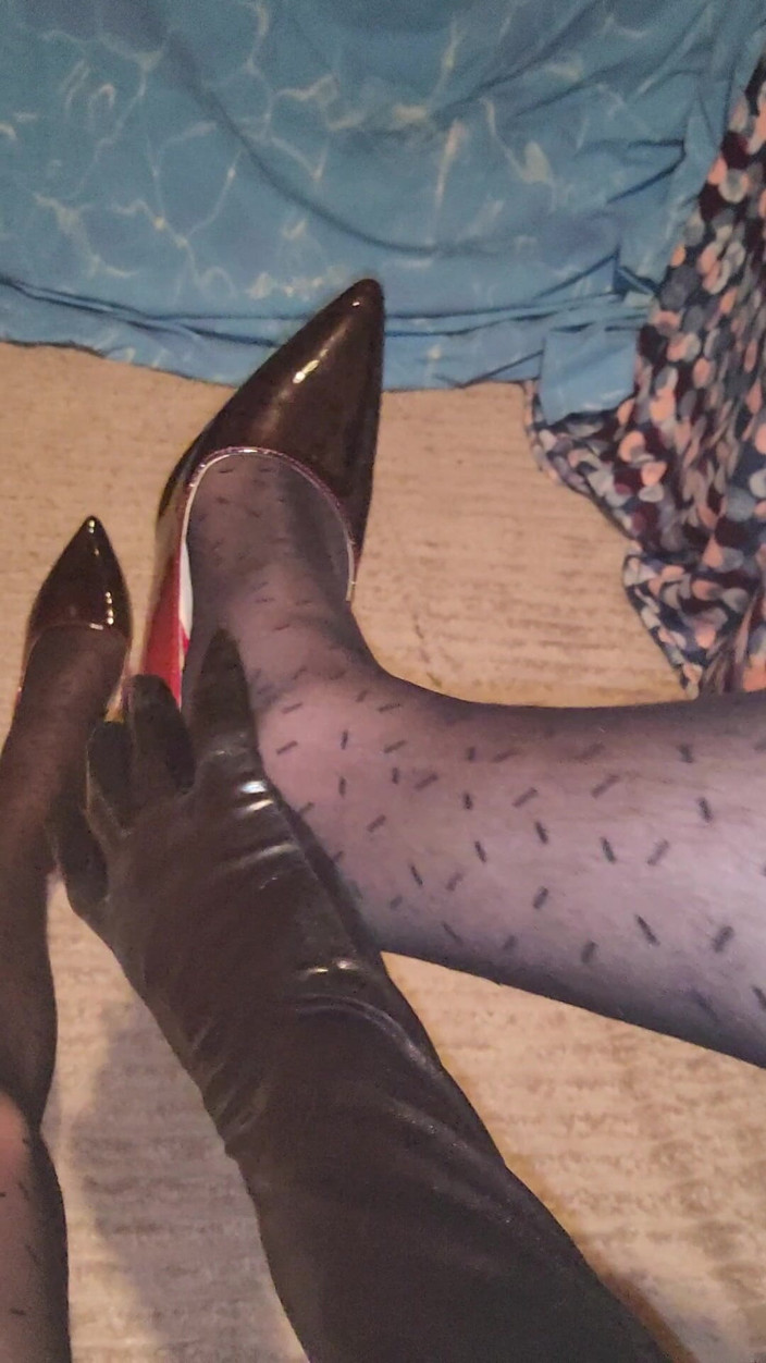 LoverPantyhose: Соблазняю мой узор в черных колготках