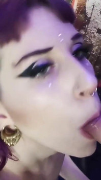 Tatuada menina Elea Samsa dando cabeça como uma profissional