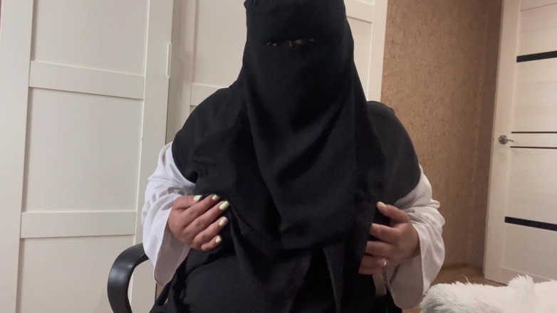 Lux Eva: Jonge Egyptische stiefmoeder vingert haar poesje en geeft hete instructies,...