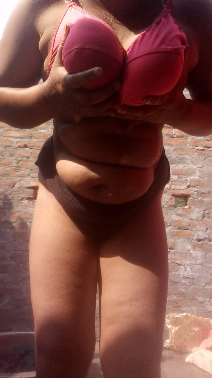 Sadia vabi: Hermosa chica universitaria se masturba en su coño