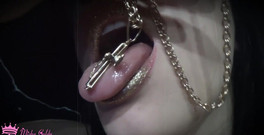 Goddess Misha Goldy: The Most Mesmerizing Golden Llipstick!