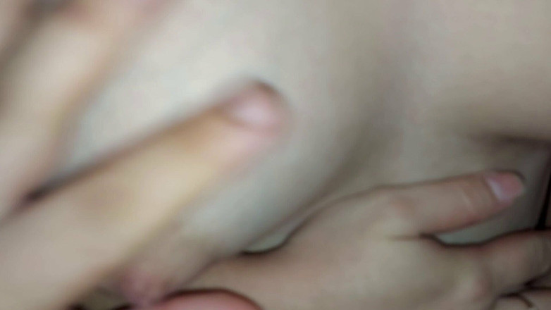 Wil9727: Moje náctiletá nevlastní sestra mi dovoluje dotýkat se jejích prsou...