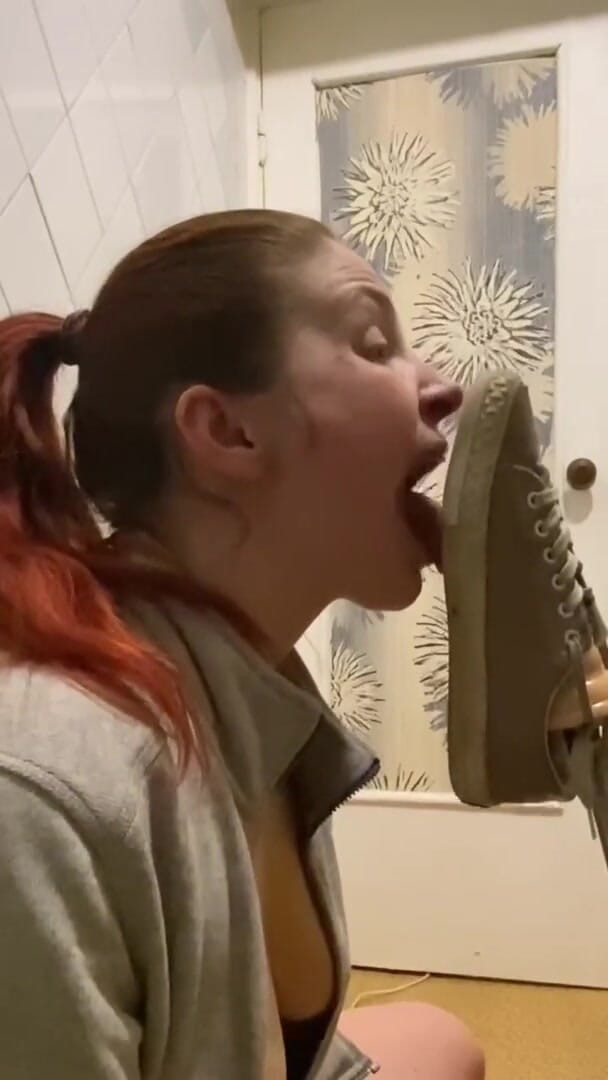 Elena917: Leccare le suole delle scarpe dalla macchina del sesso