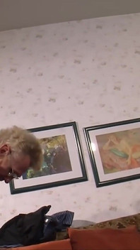 Zralý penis, v blonďaté milfce ... zralá trojka