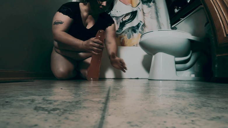 SexyNEBBW: Dildo in bagno