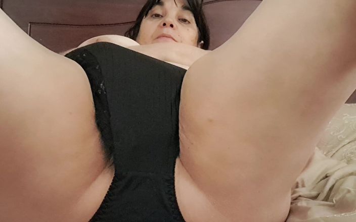 Mommy big hairy pussy: MILF masturbuje się orgazmem Pozostawiając majtki białe z mlekiem