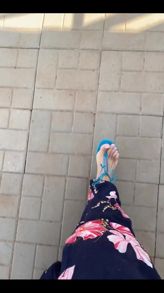KiffaFeet: Goedemorgen met mijn sexy benen en blauwe sandalen
