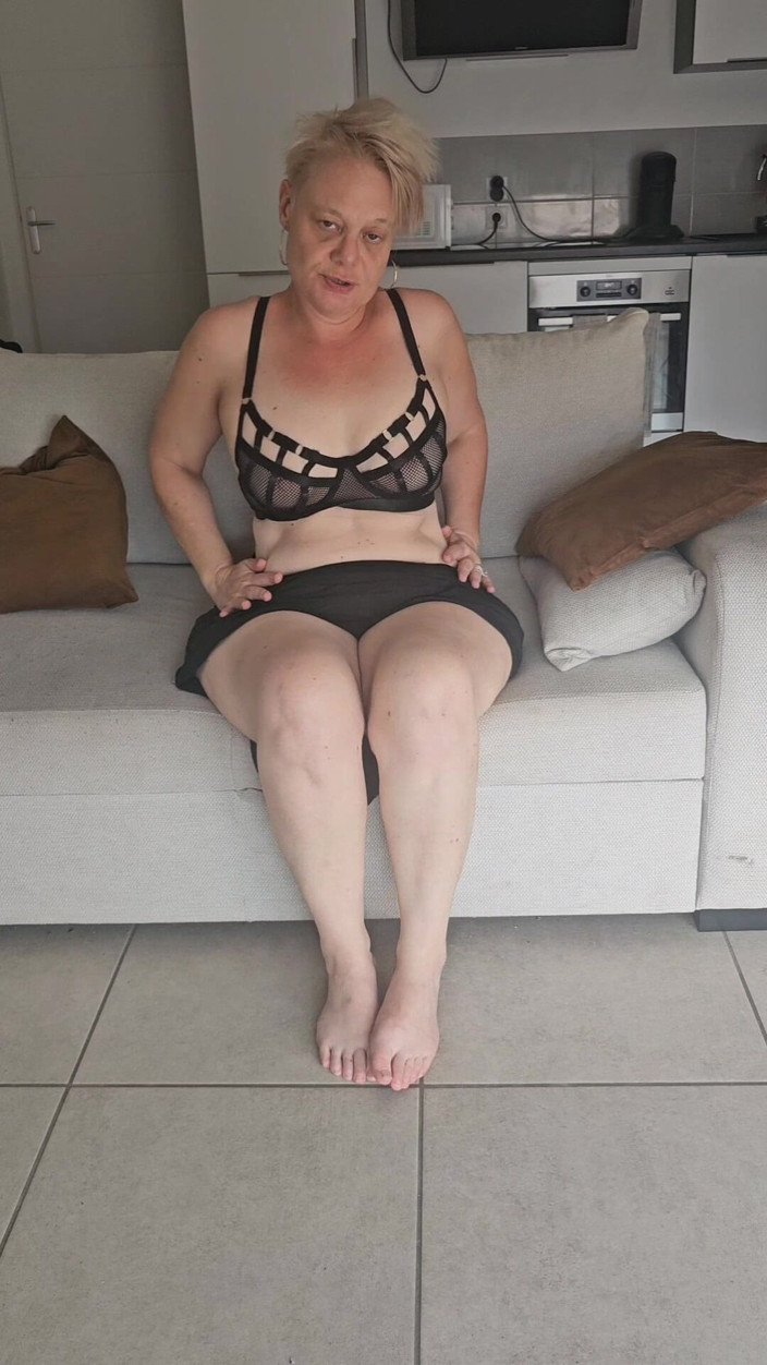 Sofy13: Mature and Sexy Stepmom Plays with Her Wet Pussy