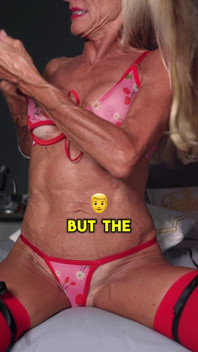 Barbie MILF Mostrando Sus Bonitas Tetas