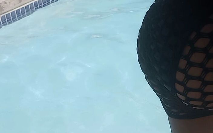 Mistress Re: Sesión de fotos divertida de verano: mujer en una piscina