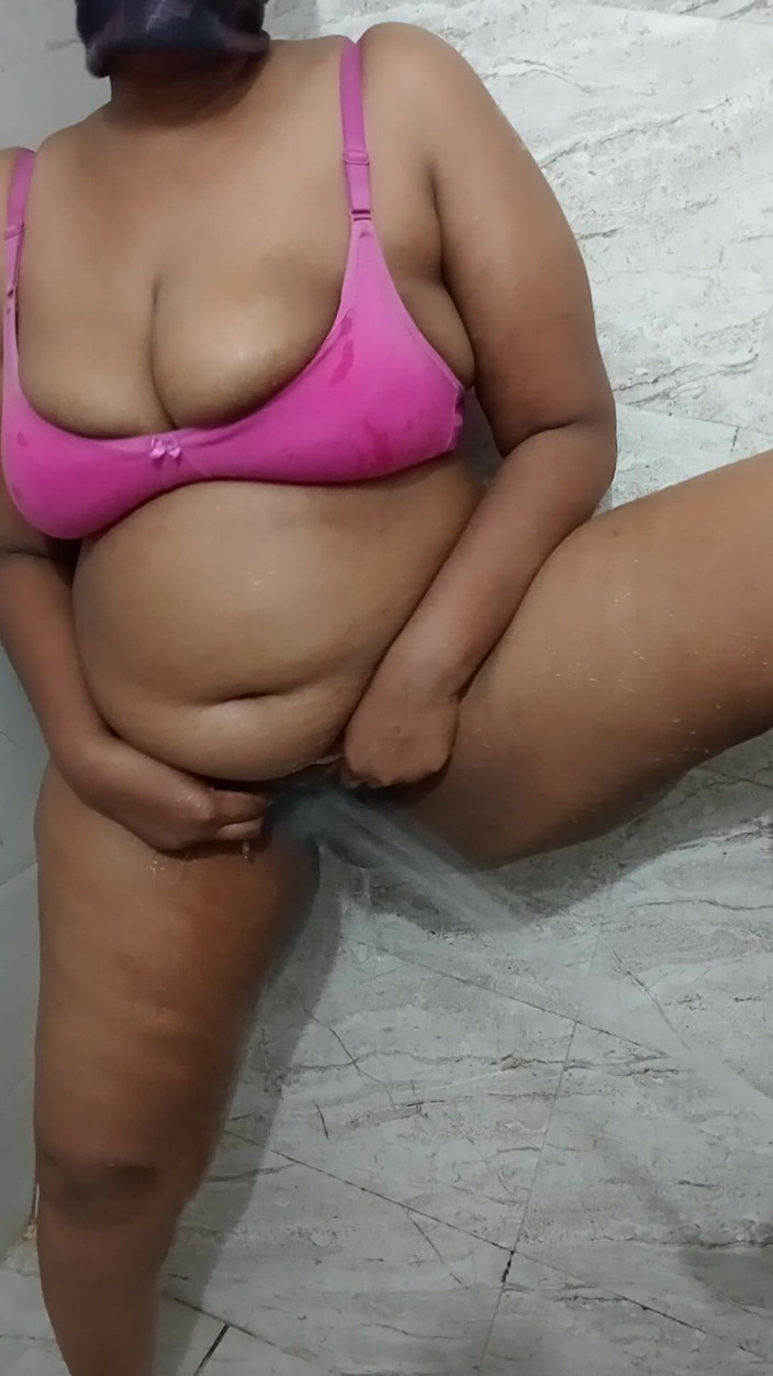 Priya aunty: Lavado de coño caliente gimiendo