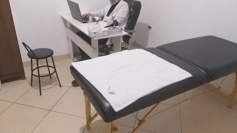 Gabi SweetCouplesStories: Il vero urologo esegue un esame anale e la cura...