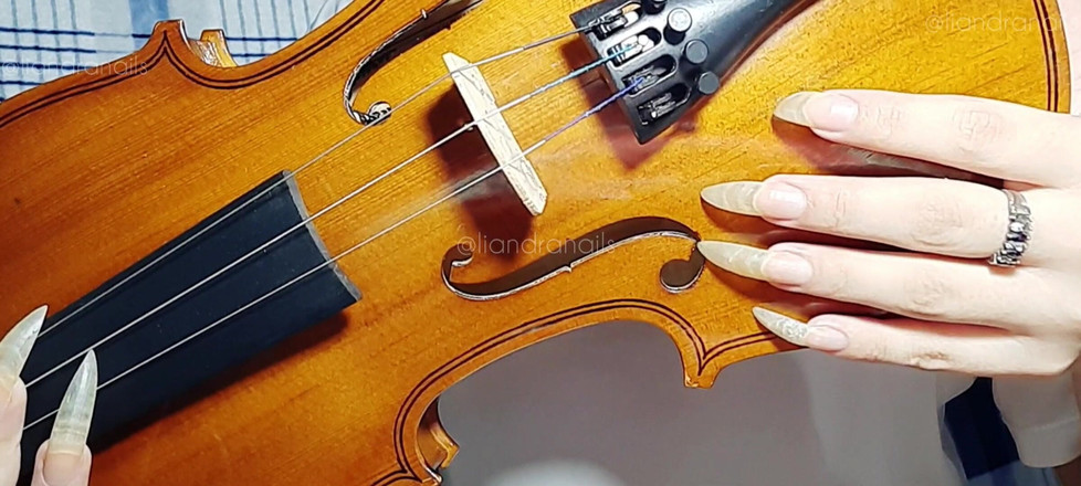 Goddess Li: Unghii naturale lungi și vioara