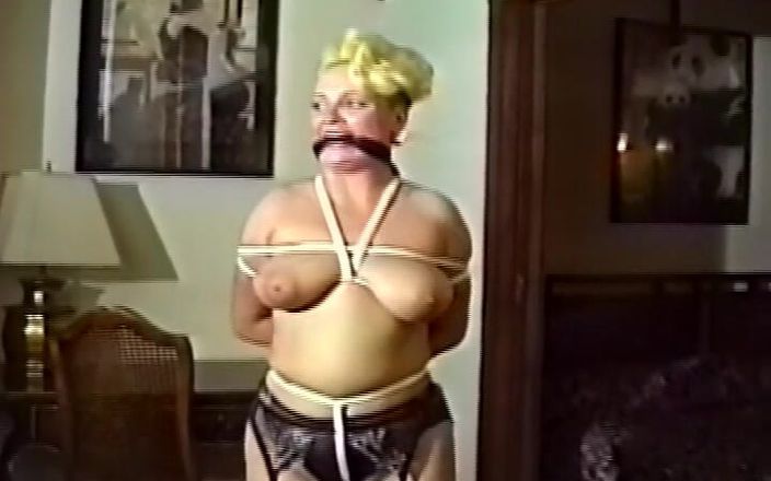 Club of Bondaged Babes: Blond milf związana przez swojego mistrza w Bondage Show