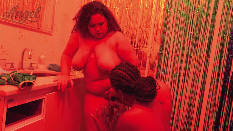 Angel Big B: Saya terangsang pada teman saya dan mengisap BBW-nya di kamar...