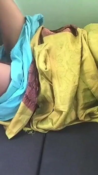 Ibu rumah tangga dengan kasur servent black