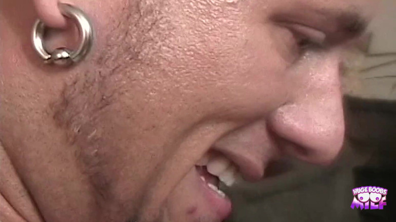 Huge Boobs MILF: Um careca sortudo começa a foder sua esposa, meia-irmã gostosa...