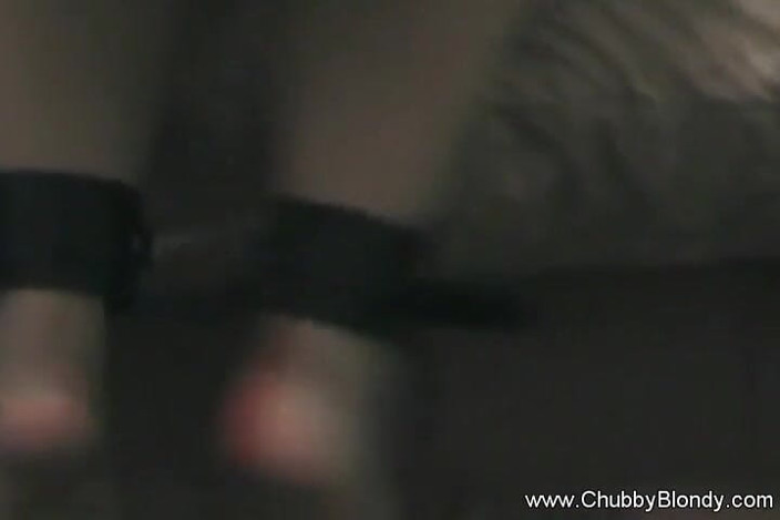 Chubby Blondy: Soție sexy amatoare legată