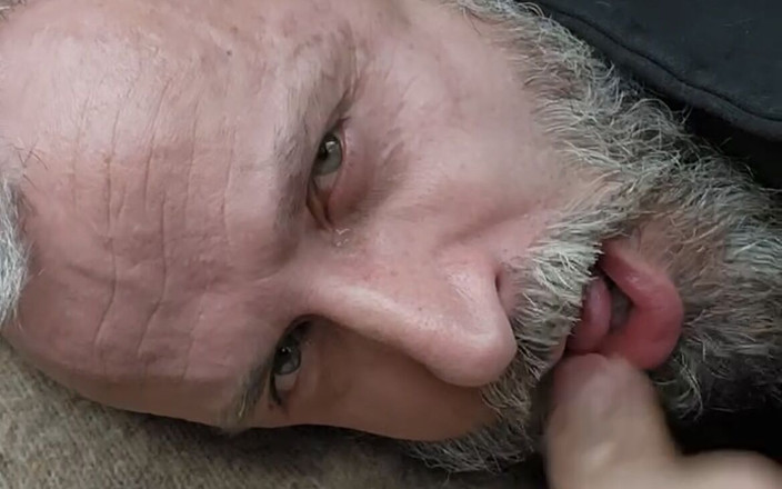 FerLuciDaddy: Sání ptáka na rušném parkovišti