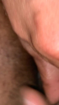 Cuñada masajeada con aceite, luego golpea el culo y la vagina también.
