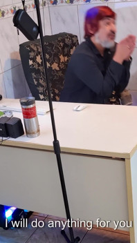 La patronne a demandé à l’employé de se déshabiller et lui a sucé le cul - anulingus.