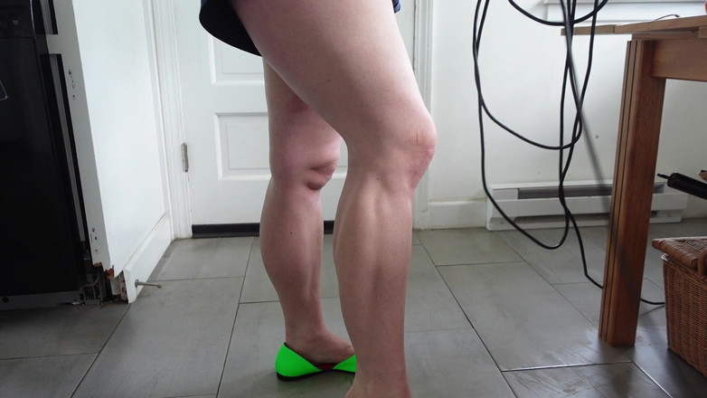Deanna deadly: ライムグリーンのフラットで掃除機をかける筋肉質なふくらはぎ