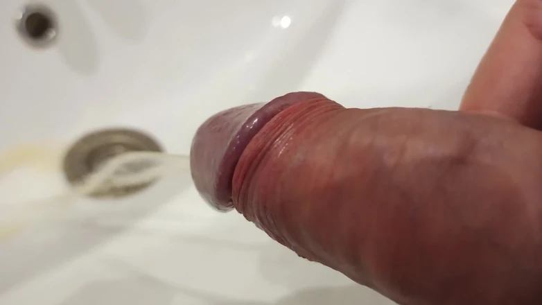 Kinky Guy: Пробуждение утром с темнотой и писаю в раковине. От первого лица