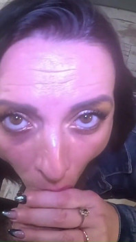 Taquinage hardcore et double éjaculation sur mon jean déchiré et ma veste en jean ouverte