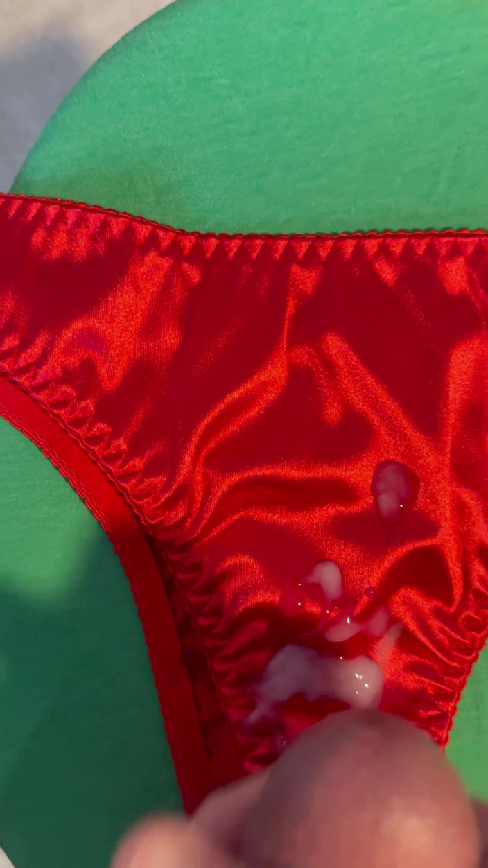 CumDaily: Porra na calcinha da esposa 15