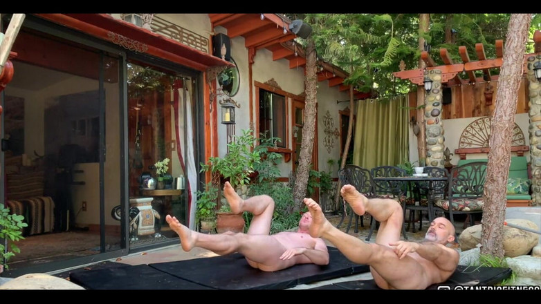 Tantric Fitness: नग्न पिलेट्स कसरत!