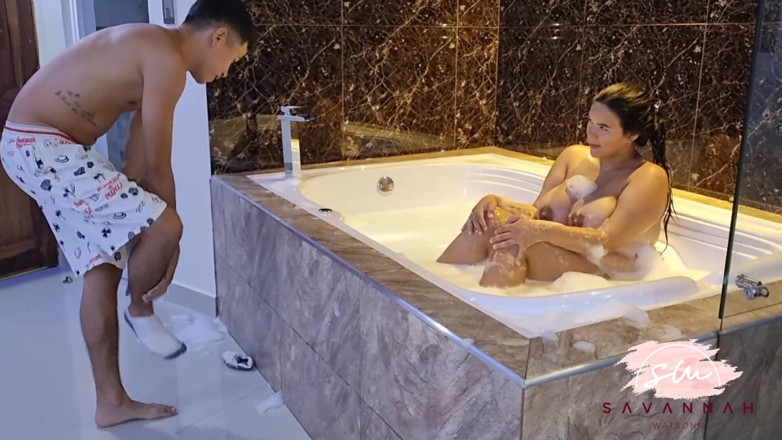 Savannah Watson: Koppel heeft seks in de jacuzzi in de slaapkamer van...