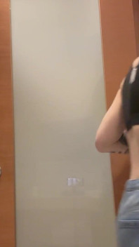 Primera ducha después de un trabajo de tetas: drena, hinchada y magullada