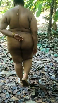 Kerala stile tradizionale set mundu, ragazza che si spoglia all'aperto espone il suo corpo nudo sexy.