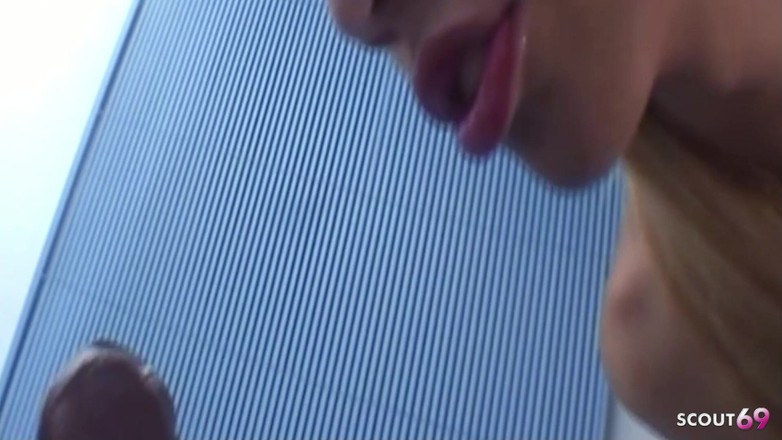 Shemale TS Collection: Une latino avec une énorme bite baise une trans blonde sexy...